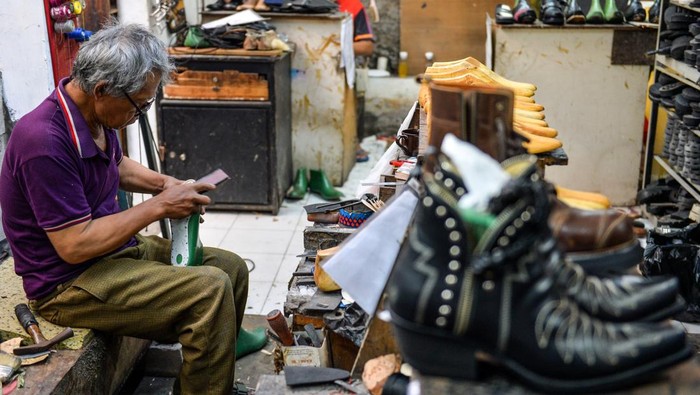Perajin menyelesaikan produksi sepatu boots di rumah produksi Tegep Boots di Pasirluyu, Bandung, Jawa Barat, Rabu (30/4/2025). Tegep Boots yang berdiri pada Tahun 1997 tersebut memproduksi sepatu boots dengan bahan baku kulit telah memiliki pasar tetap di mancanegara seperti Inggris, Perancis, Hongkong dan Australia, dijual dari harga Rp3,5 juta hingga ratusan juta tergantung dari jenis bahan yang di produksi. ANTARA FOTO/Raisan Al Farisi/Spt.