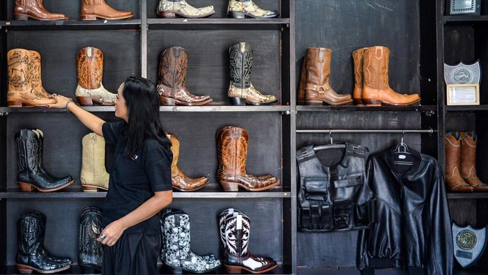 Perajin menyelesaikan produksi sepatu boots di rumah produksi Tegep Boots di Pasirluyu, Bandung, Jawa Barat, Rabu (30/4/2025). Tegep Boots yang berdiri pada Tahun 1997 tersebut memproduksi sepatu boots dengan bahan baku kulit telah memiliki pasar tetap di mancanegara seperti Inggris, Perancis, Hongkong dan Australia, dijual dari harga Rp3,5 juta hingga ratusan juta tergantung dari jenis bahan yang di produksi. ANTARA FOTO/Raisan Al Farisi/Spt.