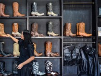 Sepatu Kulit Buatan Bandung Ini Laris di Mancanegara