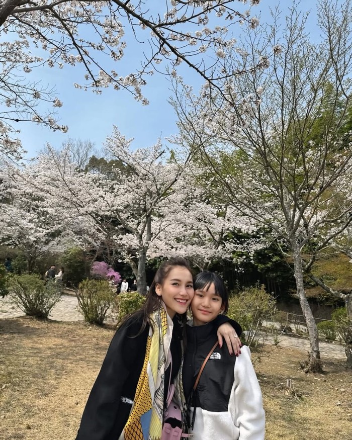 Serunya Ayu Ting Ting dan keluarga tamasya ke Jepang