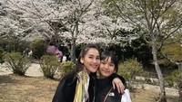 Tak lupa berfoto dengan ikon negara tersebut, bunga sakura. (Instagram/Ayutingting92)