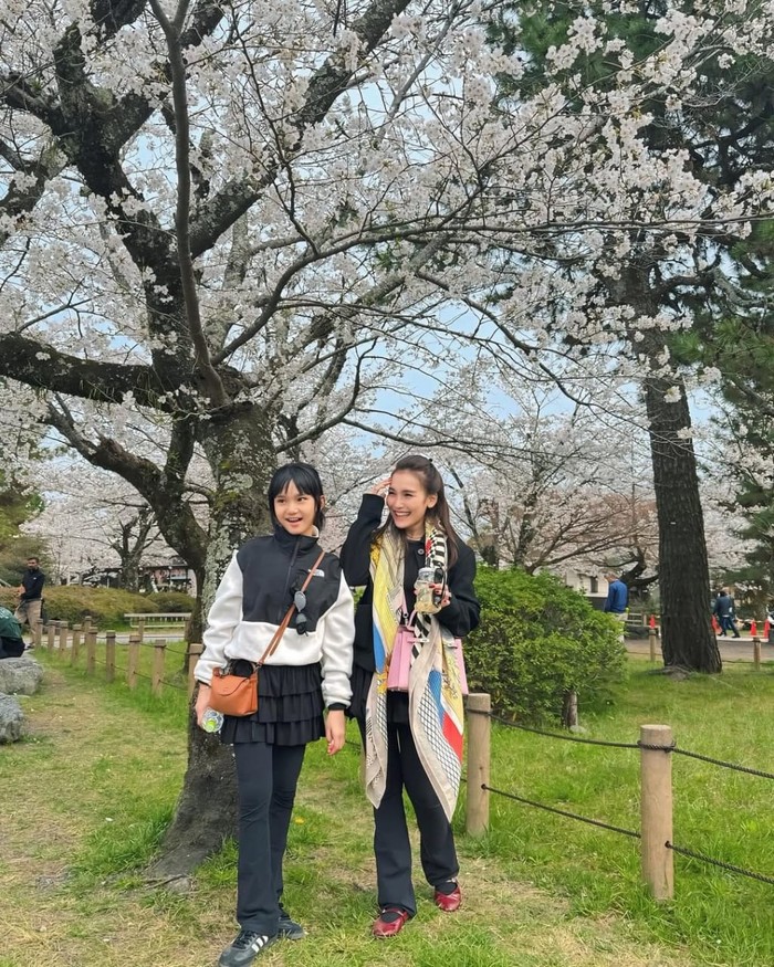 Serunya Ayu Ting Ting dan keluarga tamasya ke Jepang