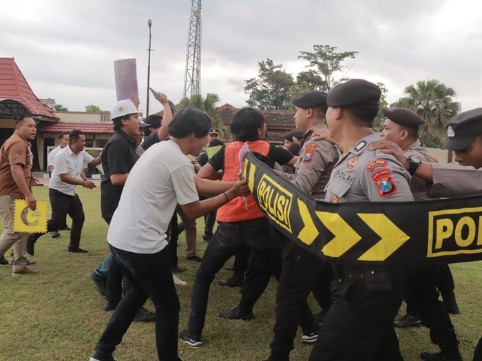 Simulasi pengamanan dalmas Polres Blitar