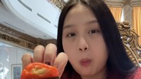 Ini momen Sisca Kohl hendak mencicipi ang kueh, kue basah berisi kacang hijau. Ia juga menyuapi sang suami yang menyukainya. Foto: Instagram siscakohl