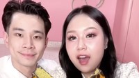 Mencoba cokelat Dubai isi pistachio, Sisca Kohl menyukai paduan rasa manis dan gurihnya. Terlebih isian pistachio itu tidak keras meski sudah disimpan di kulkas. Foto: Instagram siscakohl