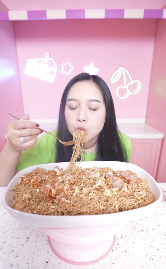 Sisca Kohl Cicip Cokelat Dubai Viral hingga Mukbang Mie Topping Emas