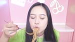 Sisca Kohl Cicip Cokelat Dubai Viral hingga Mukbang Mie Topping Emas
