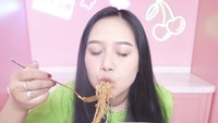 Sisca Kohl juga sempat terkenal dengan konten mukbang. Ia pernah mukbang mie topping emas seharga 1 juta! Foto: Instagram siscakohl