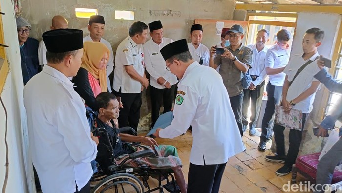 Slamet, pria sebatang kara didatangi Bupati Pamekasan