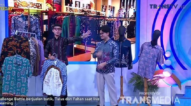 Sosok pria yang berjualan batik viral di media sosial.