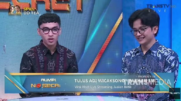 Sosok pria yang berjualan batik viral di media sosial.