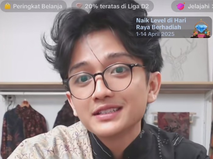 Sosok pria yang berjualan batik viral di media sosial. Sosok pria yang berjualan batik viral di media sosial.