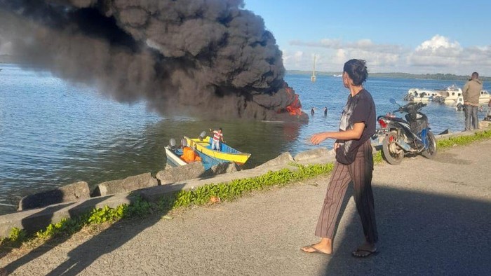 Speedboat Junior terbakar di Pelabuhan Tutukratu, Kabupaten Kepulauan Tanimbar, Maluku.