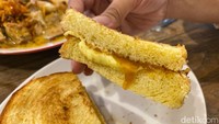 Rotinya tebal dan lembut. Isian kayanya juga membuat sajian roti bakar ini terasa legit, manis, dan gurih. Ditambah mentega yang lumer menambah kenikmatan. Foto: detikFood/Yenny Mustika Sari