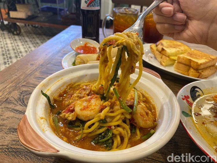 Ada Popiah dan Mie Kangkung Belacan di Kopitiam Modern Ini