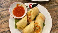 Popiah merupakan jajanan khas Singapura yang populer. Berupa lumpia goreng dengan isian sayuran dan telur. Foto: detikFood/Yenny Mustika Sari