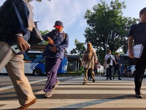 Kesan ASN DKI yang Pertama Kali Ngantor Naik TransJ: Lebih Cepat, Sehat Juga