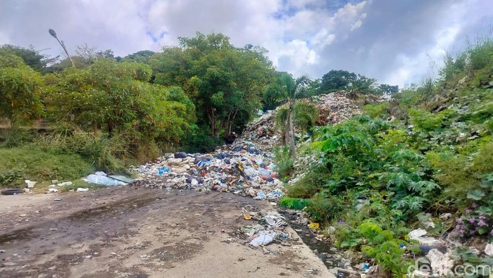 Suasana sampah menggunung di TPA Aloppoe Parepare