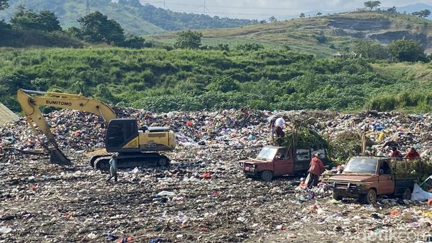 Suasana sampah menggunung di TPA Aloppoe Parepare