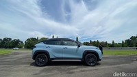 Secara eksterior, Suzuki Fronx mengadopsi konsep desain Dynamic Coupe-Style SUV. Koichiro Fukushima, Assistant Manager Exterior Group Automobile Styling Design Dept. Automobile Product & Cost Planning Suzuki Motor Corporation (SMC), mengatakan Suzuki Fronx menjadi kendaraan yang menonjolkan keunikannya bahkan di kota yang penuh dengan mobil. Desain mobil ini menggabungkan kekuatan, kualitas, dan kecanggihan. Foto: Rangga Rahadiansyah/detikOto