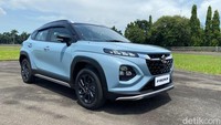 Suzuki Fronx dijadwalkan akan meluncur akhir bulan ini di Indonesia. Pasar Indonesia kebagian Suzuki Fronx dengan mesin 1.500 cc N/A dan 1.500 cc mild hybrid. Tak cuma itu, Suzuki juga membawa fitur Advanced Driver Assistance System (ADAS) pertama kali di Indonesia secara lengkap di mobil ini. Foto: Rangga Rahadiansyah/detikOto