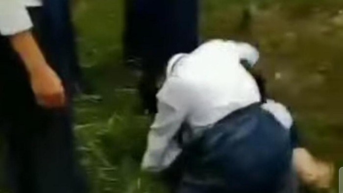 Tangkap layar video pelajar duel di Palembang.