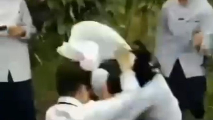 Tangkap layar video perkelahian siswi di Palembang,