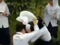 Heboh Video Siswi SMP Palembang Duel di Pinggir Jalan
