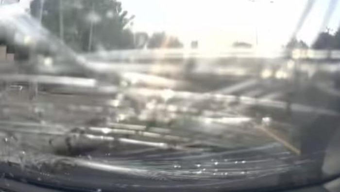 Tangkapan layar video viral soal pelemparan batu