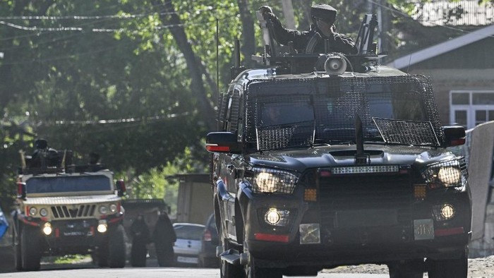 Indian army patrols on way to Hapatnar in Anantnag district south of Kashmir on April 29, 2025. (Photo by TAUSEEF MUSTAFA / AFP)