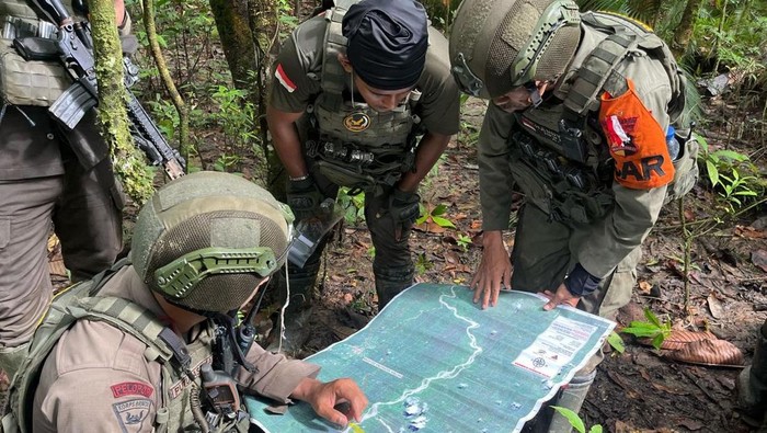 Tim SAR Brimob yang tergabung dalam Operasi Moskona (pencarian mantan Kasat Reskrim Polres Teluk Bintuni Tomi Marbun) menyisir zona merah Hutan Moskona.