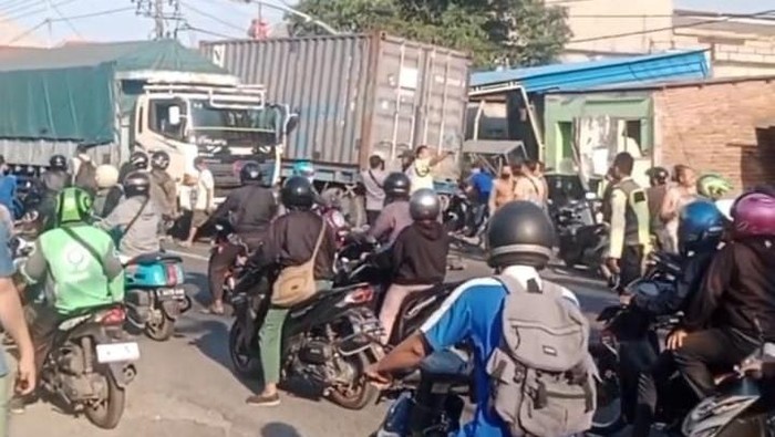 Truk Kontainer Seruduk Motor, Mobil, dan Truk Lain di Gresik
