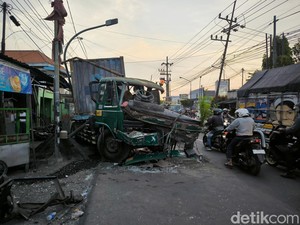 Detik-detik Truk Ugal-ugalan Lindas Pemotor Sejauh 300 Meter hingga Tewas
