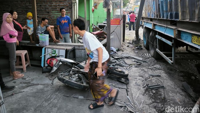 Truk kontainer ugal-ugalan yang menabrak sejumlah kendaraan di Driyorejo, Gresik.
