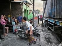 Truk Ugal-ugalan di Gresik Seruduk 3 Motor, 2 Mobil dan 1 Truk Lain