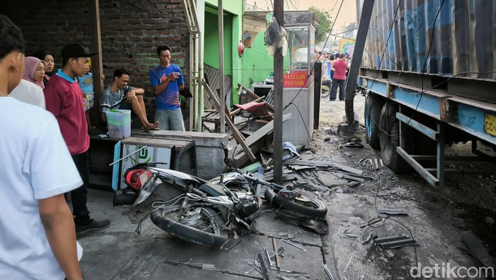 Truk kontainer ugal-ugalan yang menabrak sejumlah kendaraan di Driyorejo, Gresik.