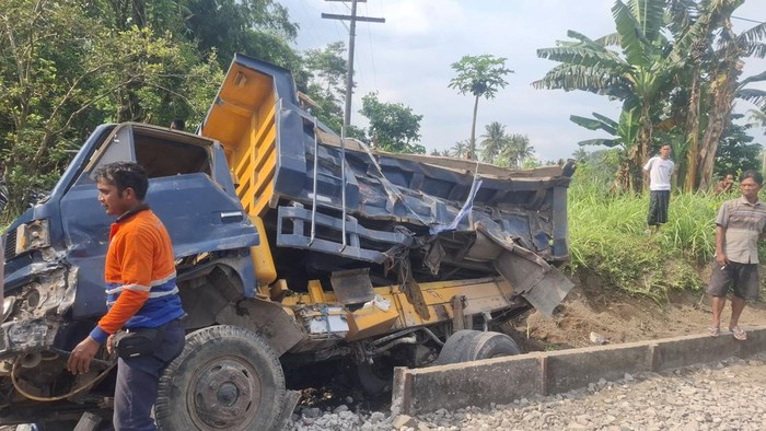 Truk Tertabrak Kereta di Jember