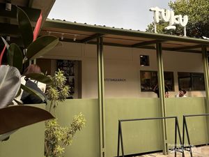 Rela Antre Lama di Toko Kopi Hits Bandung