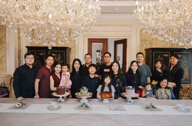 Menikah pada 23 Maret 2023, Kevin Sanjaya dan Valencia Tanoessoedibjo baru saja merayakan anniversary pernikahan mereka yang ke-2. Perayaan anniversary tampak sederhana bersama keluarga besar. Foto: Instagram/@liliana_tanoesoedibjo
