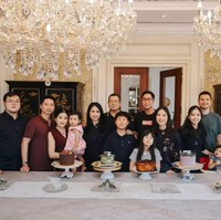 Menikah pada 23 Maret 2023, Kevin Sanjaya dan Valencia Tanoessoedibjo baru saja merayakan anniversary pernikahan mereka yang ke-2. Perayaan anniversary tampak sederhana bersama keluarga besar. Foto: Instagram/@liliana_tanoesoedibjo