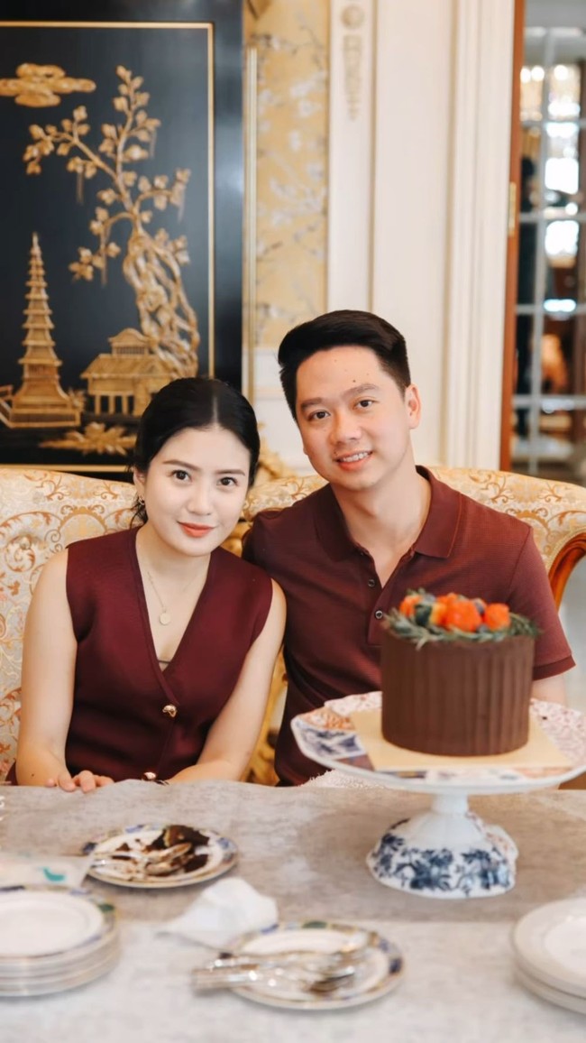 Kevin dan Valencia tampil kompak kenakan busana berwarna merah marun. Sebuah kue berwarna coklat juga sudah tersedia untuk merayakan anniversary keduanya. Foto: Instagram/@liliana_tanoesoedibjo