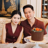 Kevin dan Valencia tampil kompak kenakan busana berwarna merah marun. Sebuah kue berwarna coklat juga sudah tersedia untuk merayakan anniversary keduanya. Foto: Instagram/@liliana_tanoesoedibjo