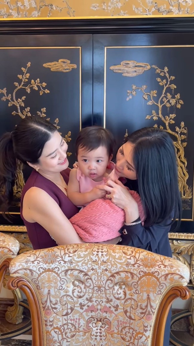 Putri Valencia dan Kevin, baby Avery juga ikut hadir kenakan busana berwarna pink. Di keterangan unggahan Instagramnya Liliana menyebut bahwa acara tersebut merupakan tradisi keluarga. Di acara tersebut mereka akan bersama-sama membaca kitab dan berdoa. Foto: Instagram/@liliana_tanoesoedibjo