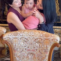 Putri Valencia dan Kevin, baby Avery juga ikut hadir kenakan busana berwarna pink. Di keterangan unggahan Instagramnya Liliana menyebut bahwa acara tersebut merupakan tradisi keluarga. Di acara tersebut mereka akan bersama-sama membaca kitab dan berdoa. Foto: Instagram/@liliana_tanoesoedibjo