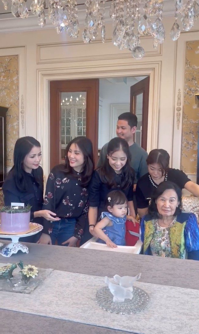 Makan siang hari Minggu, 27 April 2025. Kami dengan gembira berkumpul sebagai satu keluarga untuk merayakan ulang tahun putri kami tercinta, Angela, dan ulang tahun pernikahan dua pasangan terkasih — Valencia dan Kevin, serta Jessica dan Jonathan — yang momen spesialnya jatuh pada bulan Maret dan April, tulis keterangan dalam unggahan tersebut. Foto: Instagram/@liliana_tanoesoedibjo