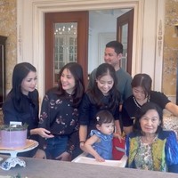 Makan siang hari Minggu, 27 April 2025. Kami dengan gembira berkumpul sebagai satu keluarga untuk merayakan ulang tahun putri kami tercinta, Angela, dan ulang tahun pernikahan dua pasangan terkasih — Valencia dan Kevin, serta Jessica dan Jonathan — yang momen spesialnya jatuh pada bulan Maret dan April, tulis keterangan dalam unggahan tersebut. Foto: Instagram/@liliana_tanoesoedibjo