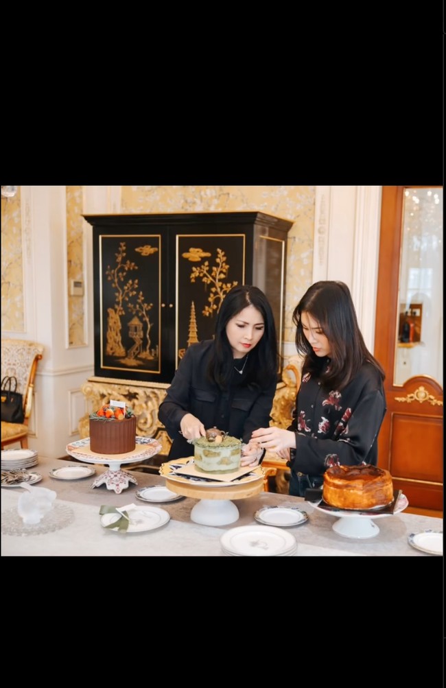 Selain kedua saudaranya yang merayakan anniversary pernikahan, Angela Tanoesoedibjo juga merayakan ulang tahun yang ke-38 pada 23 April lalu. Kue ulang tahun spesial untuk Angela juga tampak sudah disiapkan. Foto: Instagram/@liliana_tanoesoedibjo