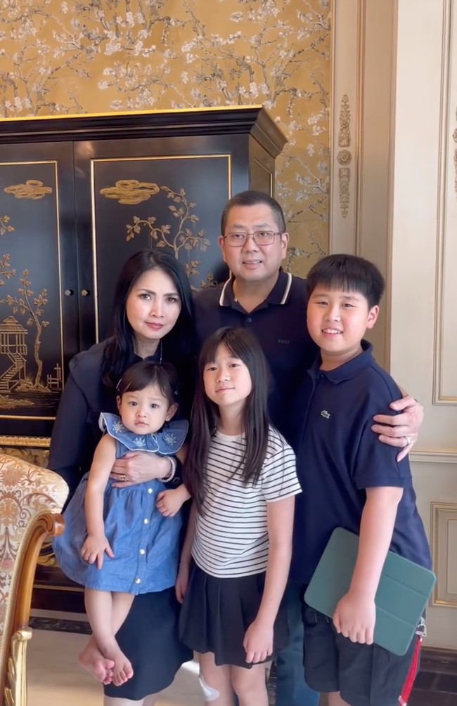 Bisa kumpul lengkap bersama para cucu-cucunya, kebahagiaan tampak jelas di wajah Liliana dan Hary Tanoesoedibjo. Liliana dan Hary pun tak mau menyia-nyiakan momen tersebut dengan foto bersama. Foto: Instagram/@liliana_tanoesoedibjo