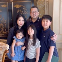 Bisa kumpul lengkap bersama para cucu-cucunya, kebahagiaan tampak jelas di wajah Liliana dan Hary Tanoesoedibjo. Liliana dan Hary pun tak mau menyia-nyiakan momen tersebut dengan foto bersama. Foto: Instagram/@liliana_tanoesoedibjo