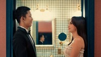 Valerie Tifanka di Instagram membagikan foto terbaru dengan Iptu Mochammad Andhika. Mereka berpegangan tangan dan saling menatap. (Foto: dok Instagram)